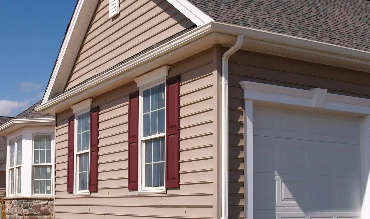 Seam Roof with beige siding by siding contractor in Pontiac, MI