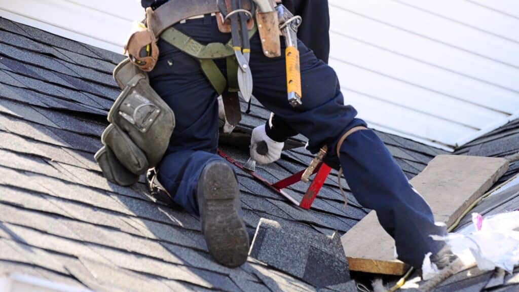 Why You Should Consider Professional Roofers for Winter Jobs in Michigan