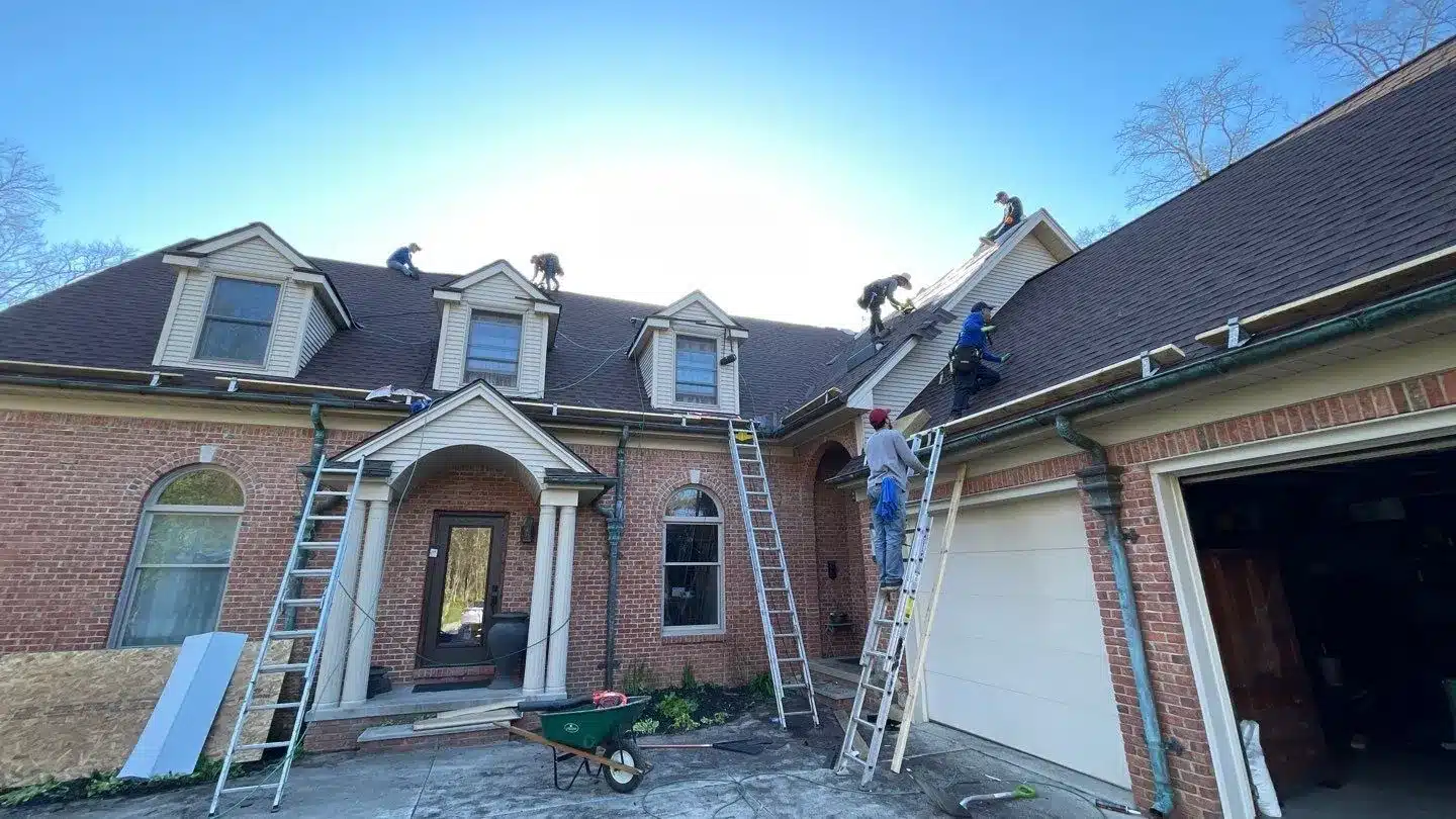 residential roofing contractors having a roof replacement service on Pontiac, MI